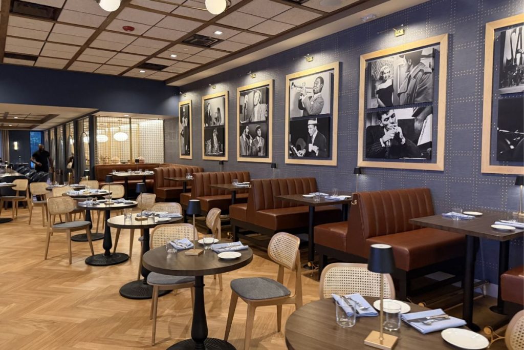 Restaurant booths in Leo's Braintree, new conversion from office space to modern restaurant